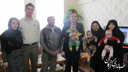 دیدار رییس اداره بهزیستی شهرستان گرگان با خانواده دارای فرزند چند قلو