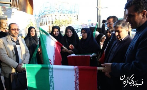 نصب پرچم جمهوری‎اسلامی‎ایران بر سر درب مغازه‎های شهر گرگان