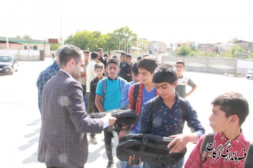اهداء لوازم تحریر به دانش آموزان مدرسه روستای قلعه محمود