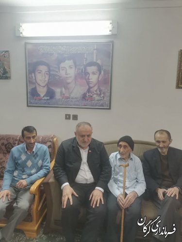 عیسی پایین محلی فرماندار شهرستان گرگان با خانواده شهیدان بهمنی‌نژاد دیدار کرد