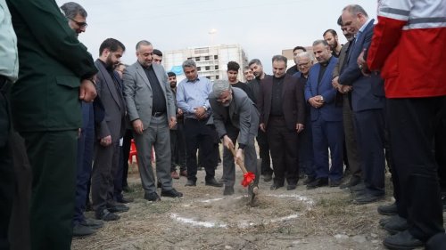 آیین کلنگ‌زنی زمین چمن مصنوعی کوی مهرآوران برگزار شد